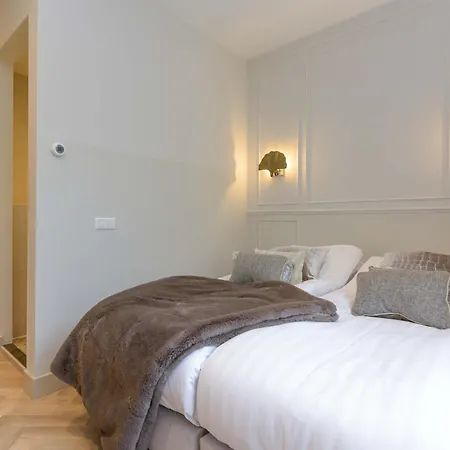 With Single Beds And Balcony 여관 헤이그